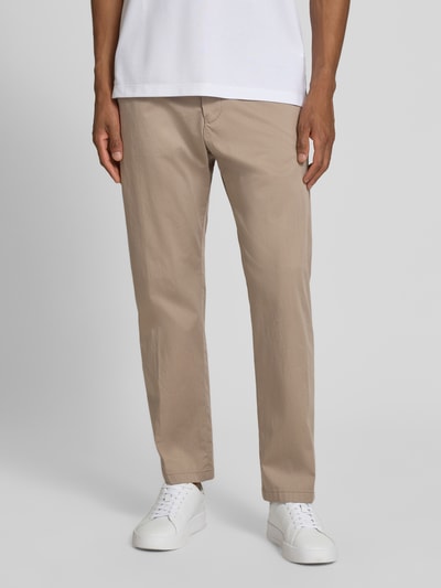 Männermodel trägt Straight Fit Stoffhose mit Eingrifftaschen Modell 'Ajend' von Drykorn, beige, leichte Struktur, Ganzkörperansicht von vorne. Elastischer Baumwoll-Mix, Knopf- und Reißverschluss, Bundweite 42 cm, Innenbeinlänge 74 cm bei Größe 32/32.