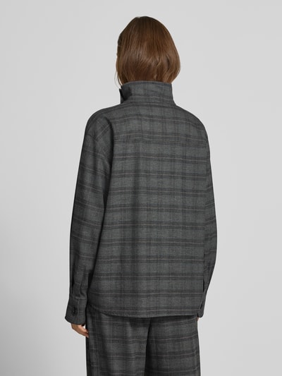 Frauenmodel trägt Bluse mit Stehkragen und kurzer Knopfleiste von Style Icon Collection, grau kariert, lockerer Schnitt, Ganzkörperansicht Rückansicht. Rückenlänge 68 cm, Ärmellänge 59 cm, abgerundeter Saum.
