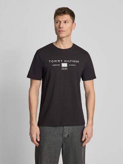 Männermodel trägt Regular Fit T-Shirt aus reiner Baumwolle von Tommy Hilfiger, Optik: Unifarben, Passform: Regular-Fit, Label-Print, Rundhals, Ärmelform: Kurzarm, Material: Reine Baumwolle, Ganzkörperansicht von vorne.