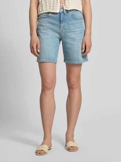 Frauenmodel trägt Jeansshorts mit Eingrifftaschen Modell 'Mari' von OPUS PANTS im Used-Look, Baumwoll-Elasthan-Mix, Regular-Fit, Ganzkörperansicht von vorne.