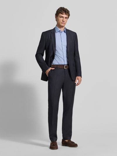 Männermodel trägt Regular Fit Business-Hemd mit Kentkragen von Christian Berg Men in Hellblau, reine Baumwolle, Kurzarm, Ganzkörperansicht von vorne.