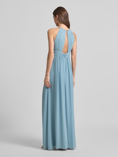 Vrouwenmodel draagt avondjurk uit chiffon met cut out van Jake*s Cocktail, getailleerd model, maxi-jurk, halter, tailleband, lichtblauw, gladde stof, cut-out op de rug, ruglengte maat 36: 174 cm, borstwijdte 39 cm, geheel van achteren.