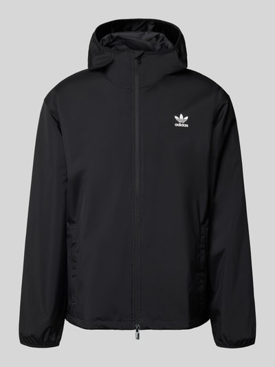 Produktfoto, Jacke mit Kapuze von adidas Originals, czarny kolor, krój regular fit, kaptur, zamek, nadruk z logo, kieszenie, długość tyłu w rozmiarze M: 71 cm, szerokość ramion w rozmiarze M: 55 cm, szerokość klatki piersiowej w rozmiarze M: 61 cm, długość rękawa w rozmiarze M: 66 cm