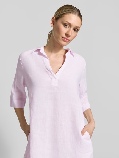 Frauenmodel trägt Knielanges Leinenkleid Modell 'DERRY' von 0039 Italy, Gerader-Schnitt, Hemdblusenkragen, V-Ausschnitt, Nahaufnahme Oberkörper.