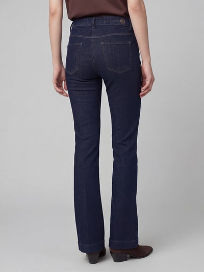 Frauenmodel trägt Bootcut Jeans aus Baumwoll-Mix Modell 'DREAM BOOT' von MAC in dunklem Blau, Damen Bootcut-Jeans von MAC, Ganzkörperansicht Rückansicht.