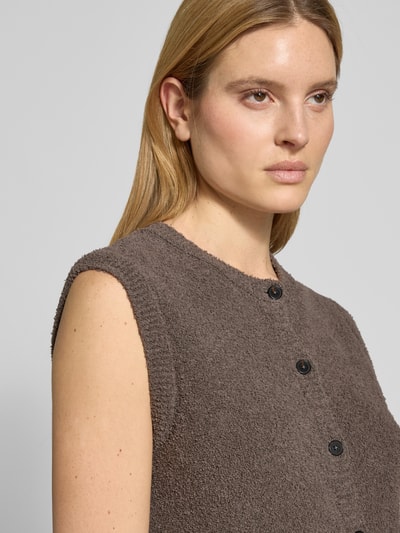 Frauenmodel trägt Regular Fit Weste aus Frottee von Marc O'Polo, Optik: Unifarben, Baumwoll-Mix, Nahaufnahme Oberkörper.