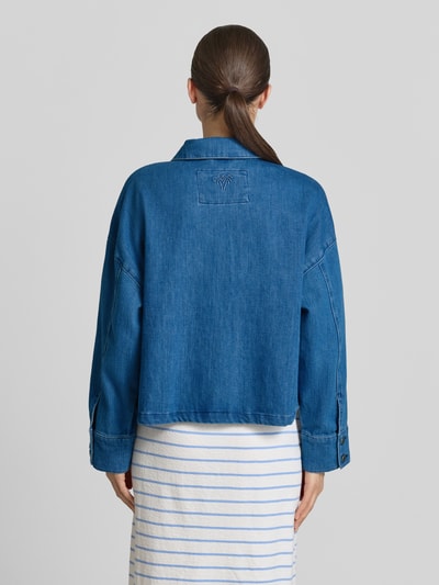 Frauenmodel trägt Jeansjacke mit aufgesetzten Taschen von Smith and Soul, Baumwoll-Mix mit Stretch-Anteil, Relaxed-Fit, Ganzkörperansicht Rückansicht.