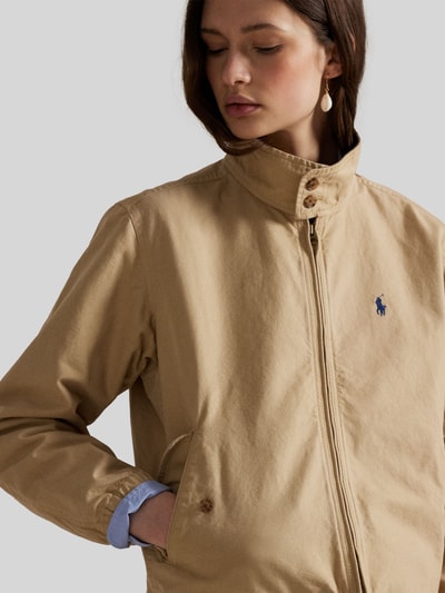 Vrouwenmodel draagt Regular Fit Blouson uit pure katoen van Polo Ralph Lauren, effen, langemouw, elastische boorden, logo detail, close-up bovenlichaam