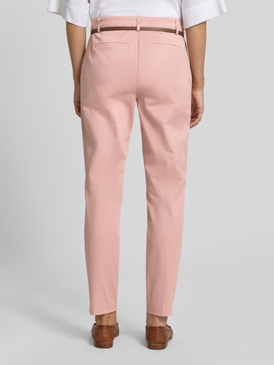 Frauenmodel trägt Hose in verkürzter Passform mit Gürtel von Christian Berg Woman aus Baumwoll-Viskose-Mix in Rosa, Ganzkörperansicht Rückansicht.