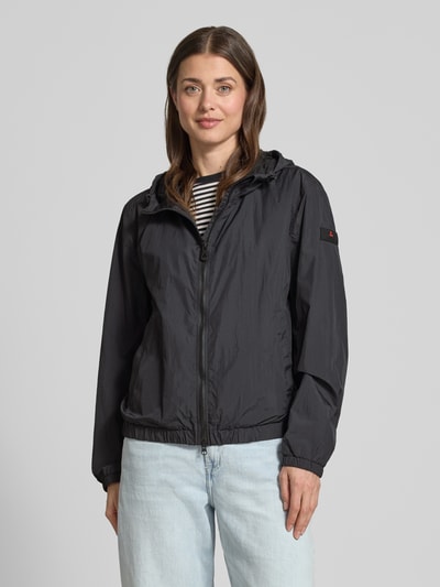 Frauenmodel trägt Regular Fit Jacke mit Kapuze Modell 'Nigle' von Peuterey in Schwarz mit Zweiwege-Reißverschluss, Eingrifftaschen, Elastische Abschlüsse, Ganzkörperansicht von vorne. Rückenlänge 60 cm, Schulterbreite 47 cm, Brustweite 57 cm, Ärmellänge 61 cm bei Größe 38.
