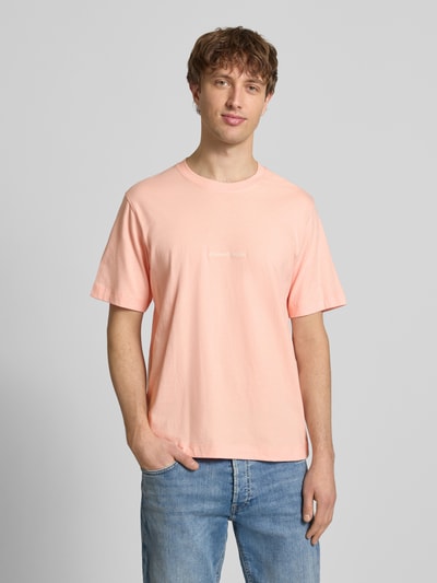 Männermodel trägt T-Shirt mit Label-Stitching Modell 'NORREBRO' von Jack & Jones in Hellrosa, reine Baumwolle, Ganzkörperansicht von vorne.