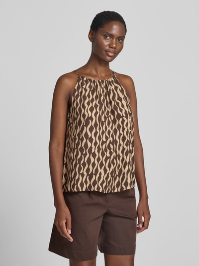 Vrouwenmodel draagt relaxed fit dames top van zuiver viscose Model 'Foyage' van OPUS, bruin-beige patroon, spaghettibandjes. Ganzkörperaanzicht van voren. Ruglengte bij maat 36: 53 cm.