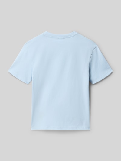 Junge trägt Regular Fit T-Shirt mit Logo-Print von KARL KANI aus Reine Baumwolle, Kinder T-Shirt, Rückenlänge 57 cm, Ganzkörperansicht Rückansicht.