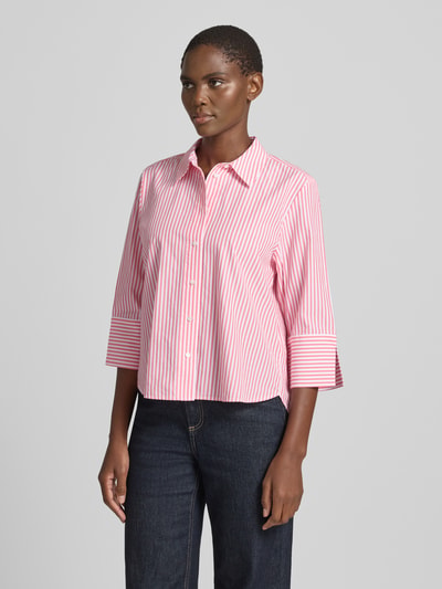 Frauenmodel trägt Regular Fit Hemdbluse aus Lyocell-Baumwoll-Mix von Tom Tailor, rosa-weiß gestreift, Popeline, Hemdkragen, Ganzkörperansicht von vorne.