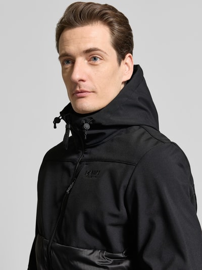Männermodel trägt Regular Fit Steppjacke mit wasserabweisender Funktion von Tom Tailor Denim in Optik: Unifarben, Nahaufnahme Oberkörper.