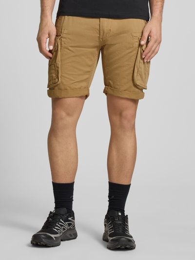 Männermodel trägt Herren Shorts mit Cargotaschen Modell 'CREW SHORT' von Alpha Industries im Regular-Fit aus Baumwoll-Elasthan-Mix, Ganzkörperansicht von vorne.