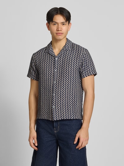 Männermodel trägt Regular Fit Freizeithemd im Allover-Look Modell 'MONTAUK' von Jack & Jones, Baumwoll-Mix, Frontansicht, Nahaufnahme Oberkörper.