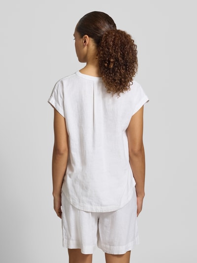 Frauenmodel trägt Blusenshirt aus Leinen-Viskose-Mix Modell 'INA' von Soyaconcept in Weiß mit geradem Schnitt, Ganzkörperansicht Rückansicht.