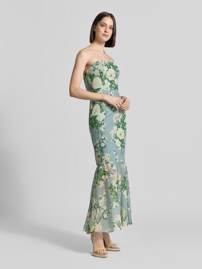 Frauenmodel trägt Regular Fit Maxikleid mit floralem Allover-Print von Mascara in Grün, Tailliert, blickdichtem Unterrock, Nahtreißverschluss, Schulterfrei, Ganzkörperansicht von vorne.