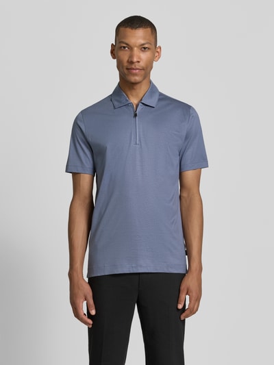 Männermodel trägt Regular Fit Poloshirt aus Lyocell-Baumwoll-Mix Modell 'H-PARAS 50' von BOSS, unifarben, Kurzarm, Ganzkörperansicht von vorne.