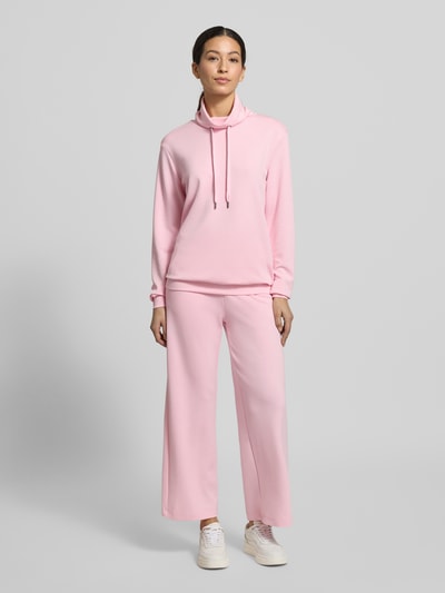 Vrouwenmodel draagt lichtroze Sweatshirt met Tunnelzug Modell 'Banu' van Soyaconcept, relaxte pasvorm, voorkant volledig lichaam.
