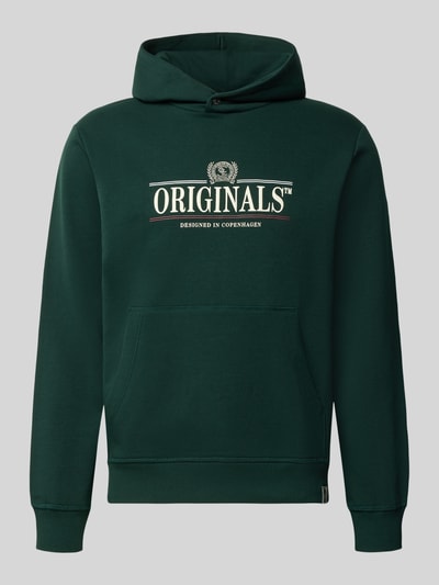 Produktfoto, Hoodie mit Label-Print Modell 'FREDERIKSBERG' von JACK & JONES in Dunkelgrün, Baumwoll-Mix, lockerer Schnitt, Kängurutasche, gerippte Abschlüsse.