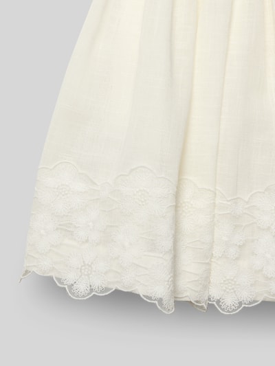 Productfoto, 'Kleid mit Spitze und Taillenband' van Mayoral, A-lijn jurk met katoenmengsel, ronde hals, kanten details, florale applicatie, lengte 57 cm bij maat 116
