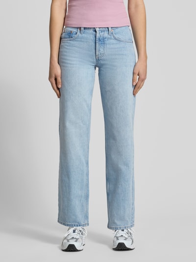 Kobieta modelka nosi Wide Leg Jeans im 5-Pocket-Design model 'EMBER' od Topshop z czystej bawełny mako, krój wide fit, jasnoniebieski odcień, zapięcie na guzik i zamek błyskawiczny, szerokość w rozmiarze 26/32: 38 cm, długość wewnętrzna nogawki: 77 cm, pełny widok z przodu.