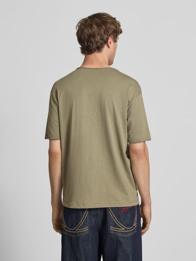 Männermodel trägt Relaxed Fit T-Shirt aus reiner Baumwolle von Marc O'Polo Denim, Optik: Unifarben, Ganzkörperansicht Rückansicht.