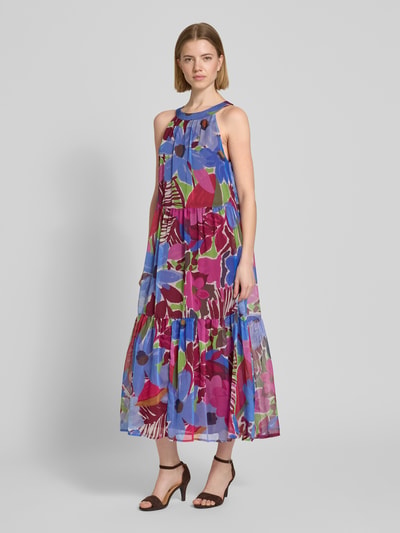 Kobiece modelka nosi Relaxed Fit Midikleid mit floralem Allover-Print od Christian Berg Woman Selection, kolorowy nadruk kwiatowy, marszczenia, halka pod spódnicę, krój bez rękawów, widok całej sylwetki z przodu