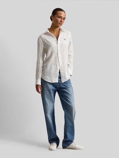 Kobiece modelka nosi Bluzka koszulowa z czystego lnu od Polo Ralph Lauren, luźny krój, kołnierzyk koszulowy, listwa guzikowa, wyhaftowane logo, biała, długość tyłu w rozmiarze S: 70 cm, długość rękawów: 58 cm, widok całej sylwetki z przodu.