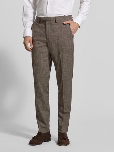 Männermodel trägt Slim Fit Anzughose mit Viskose-Anteil von MCNEAL, Material-Mix, Bundfalten, Haken-Reißverschluss, Nahaufnahme Unterkörper.