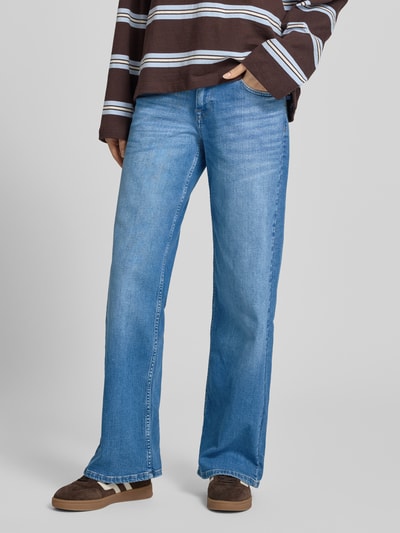 Frauenmodel trägt Wide Leg Jeans aus Baumwoll-Mix Modell 'JUDY' von Only in Hellblau, 5-Pocket-Design, Ganzkörperansicht von vorne.