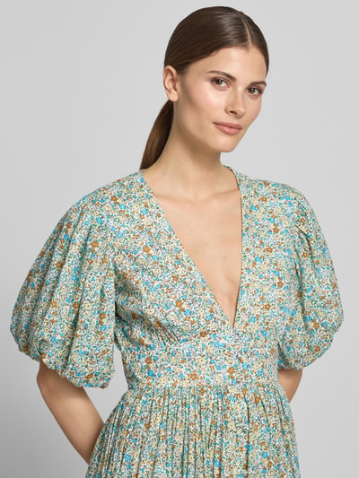 Frauenmodel trägt Cocktailkleid mit V-Ausschnitt und Puffärmeln von LACE & BEADS aus Reine Baumwolle mit A-Linie, Nahaufnahme Oberkörper.