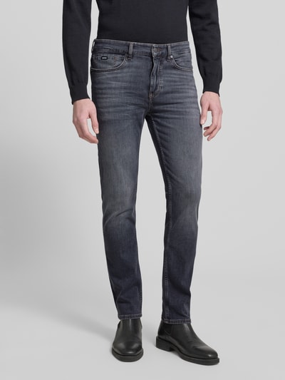 Männermodel trägt Slim Fit Jeans aus Baumwoll-Mix Modell 'DELAWARE' von BOSS, Denim-Optik, Label Patch, Nieten, 5-Pocket-Design, Ganzkörperansicht von vorne