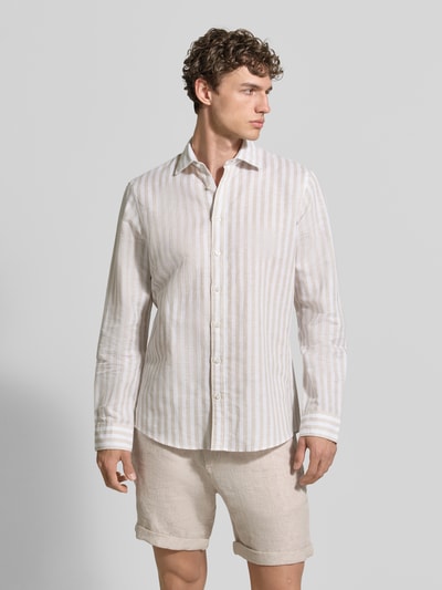 Männermodel trägt Slim Fit Business-Hemd aus Leinen-Mix mit Kentkragen von Jake*s, weiß-beige gestreift, durchgehende Knopfleiste, Langärmelig, Sportmanschetten, Baumwoll-Leinen-Mix, Rückenlänge 77 cm, Schulterbreite 48 cm, Ärmellänge 68 cm, Ganzkörperansicht von vorne.