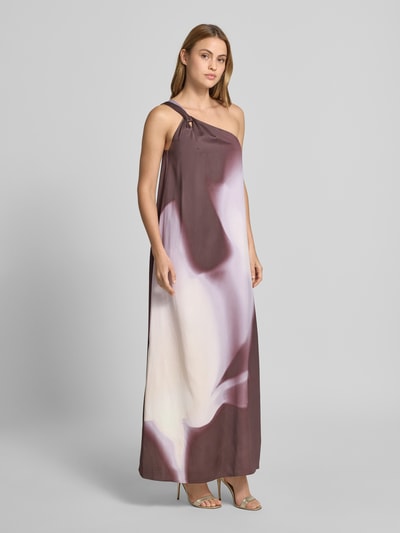 Frauenmodel trägt Regular Fit One Shoulder Maxikleid aus Viskose-Leinen-Mix Modell 'DANTEA' von BOSS, florales Allover-Muster in sanften Lila- und Cremetönen, fließende Passform, Maxi-Länge, Satin-Materialverarbeitung, Schal-Detail, Seitenschlitz, One-Shoulder-Trägerform, Ganzkörperansicht von vorne.