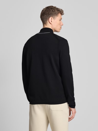Männermodel trägt Regular Fit Sweatjacke aus reiner Baumwolle Modell 'KN_EVER-X FZ' von BOSS Green, Optik: Unifarben, Strick, Ganzkörperansicht Rückansicht.