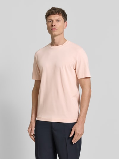 Männermodel trägt Relaxed Fit T-Shirt aus Baumwoll-Mix Modell 'TCHUP' von BOSS Orange in Hellrosa, unifarben, Nahaufnahme Oberkörper