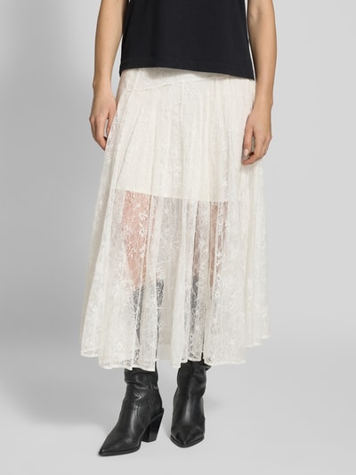 Frauenmodel trägt Spitzenrock in A-Linie Modell 'LEA' von Copenhagen Muse, cremefarben, transparente Spitze, Ganzkörperansicht von vorne.