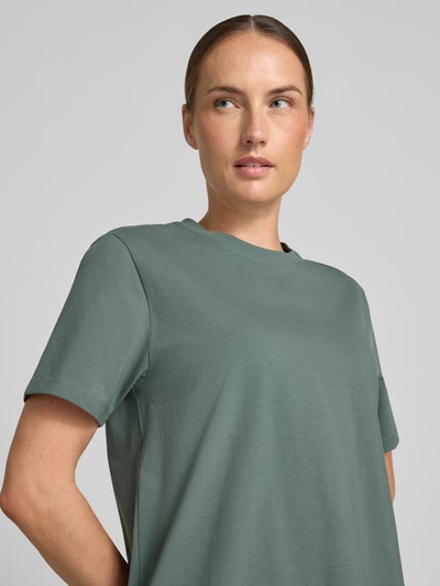 Frauenmodel trägt Damen T-Shirt mit Rundhalsausschnitt Modell 'NORA' von VILA aus Baumwoll-Elasthan-Mix im Regular-Fit, Nahaufnahme Oberkörper. Rückenlänge bei Größe S: 60 cm.