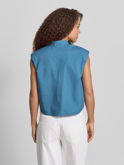 Frauenmodel trägt Relaxed Fit Bluse aus reiner Baumwolle von Marc O'Polo Denim in Optik: Unifarben, ärmellos, Stehkragen, Ganzkörperansicht Rückansicht