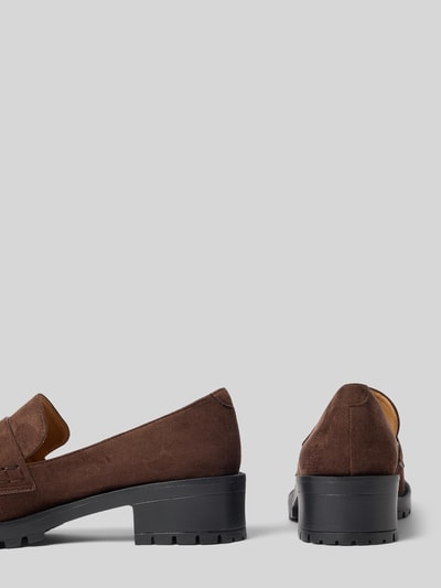 Produktfoto, brązowe Loafers mit profilierter Sohle und Blockabsatz von BIANCO z zaokrąglonym czubkiem, zakładana przez głowę, profilowana podeszwa, obcas słupek, wysokość obcasa 4 cm, wysokość cholewki 6 cm, szerokość w rozmiarze 40: 13 cm