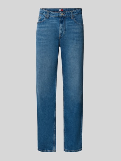 Produktfoto, Slim Straight Fit Jeans aus Baumwoll-Mix Modell 'RYAN' von Tommy Jeans in mittlerem Blau, Kontrastnähte, Denim-Twill Textur, fünf Taschen, Label Patch und Logo-Stitching, Mid Waist, Knopfverschluss, Gürtelschlaufen, schlichte Frontansicht, für Herren.