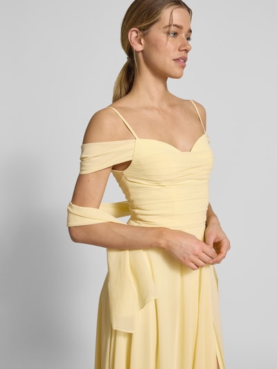 Modelka kobieca nosi Maxikleid im Off-Shoulder-Look mit Gehschlitz od Mascara, żółty kolor, A-linia, drapowania, rozcięcie, długość tyłu 128 cm w rozm. 36, szerokość w rozmiarze 36: 33 cm, ujęcie z przodu górnej części ciała