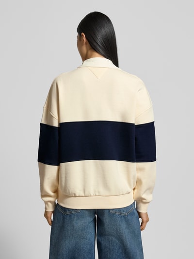 Vrouwenmodel draagt Relaxed Fit Sweatshirt uit katoenmix van Tommy Hilfiger met tweekleurige look en gestikt logo, polokraag, lange mouwen, geribde rompzoom en mouwboord, sweatmateriaal, achterkant volledige lichaamsaanzicht.