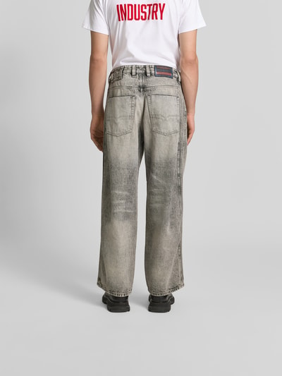 Männermodel trägt Loose Fit Jeans aus Baumwoll-Mix von Diesel in grauer Waschung mit 5-Pocket-Design und Label-Detail, Ganzkörperansicht Rückansicht. Innenbeinlänge 80 cm, Bundweite 44 cm.