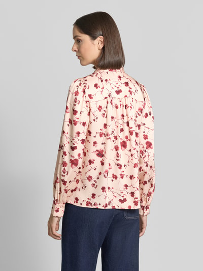 Vrouwenmodel draagt Regular Fit Schluppenbluse im Allover-Look van Christian Berg Woman Selection in lichtroze met rode bloemen, ruglengte 62 cm, mouwlengte 64 cm, allover-look, achteraanzicht, bustes tot heupen.