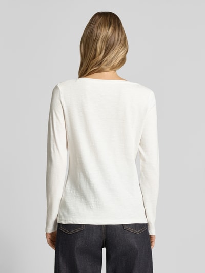 Kobiece modelka nosi Regular Fit Langarmshirt aus Bio-Baumwoll-Mix od Tom Tailor, z efektem melanżu, krój regular fit, dekolt w łódkę, długi rękaw, mieszanka bawełny ekologicznej, widok całej sylwetki z tyłu.