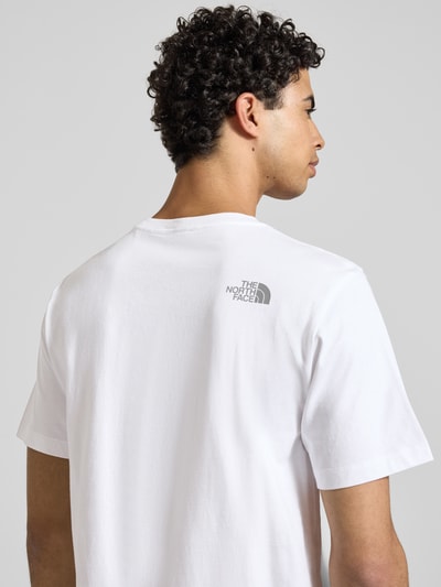 Männermodel trägt Regular Fit T-Shirt aus reiner Baumwolle Modell 'MOUNTAIN LINE' von The North Face, Label-Print, Nahaufnahme Rückansicht.